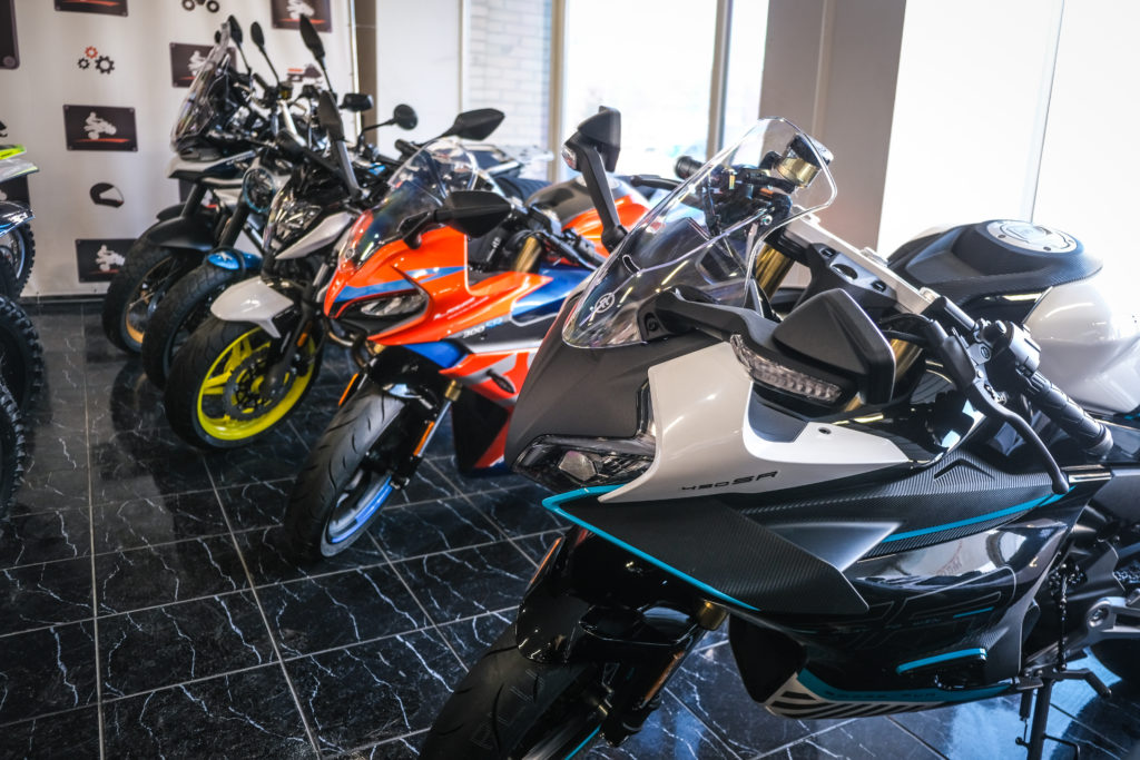 В наличии мотоциклы топовых азиатских брендов — CFMOTO, BAJAJ и BSE. Варианты от 100 000 ₽