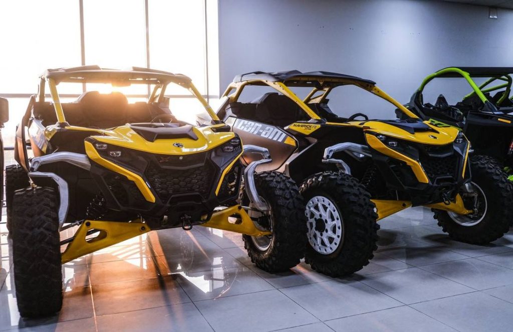 Быстрый, как суперкар: в наличии багги Can-Am Maverick R X RS 999T DCT